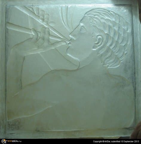 Играющий на авлосе. Стекло. 60х60 см