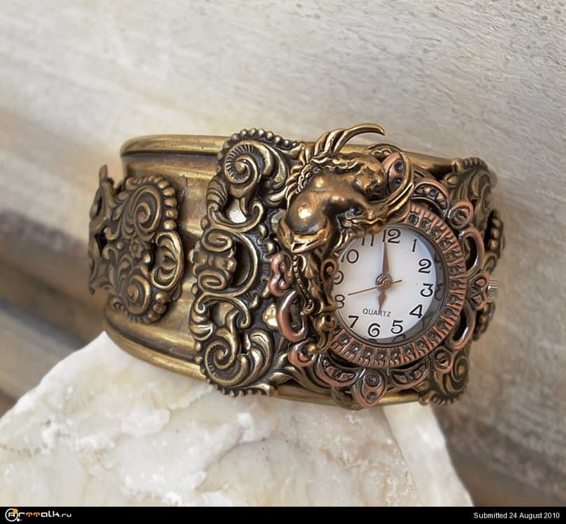 Baroque_Goddess_Cuff_watch_by_Aranwen.thumb.jpg.09bf80e4b2077f54858d26409e5d9a66.jpg