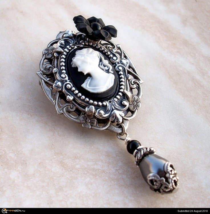 Black_Cameo_Brooch_by_Aranwen.thumb.jpg.5d5e9853eaa81e166ffcf514ed02ecd7.jpg