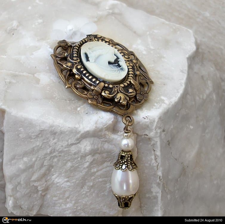 Brass_and_Cameo_Brooch_by_Aranwen.thumb.jpg.f2d10ed48939197e94f1c3a49c301520.jpg