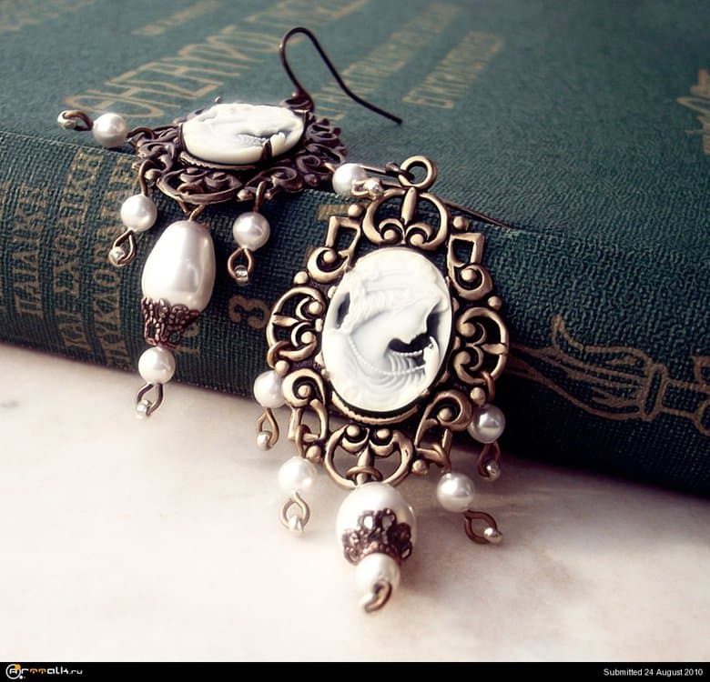 Brass_and_Cameo_Earrings_by_Aranwen.thumb.jpg.0bba824b4ab3f54395478dfeb815eee4.jpg