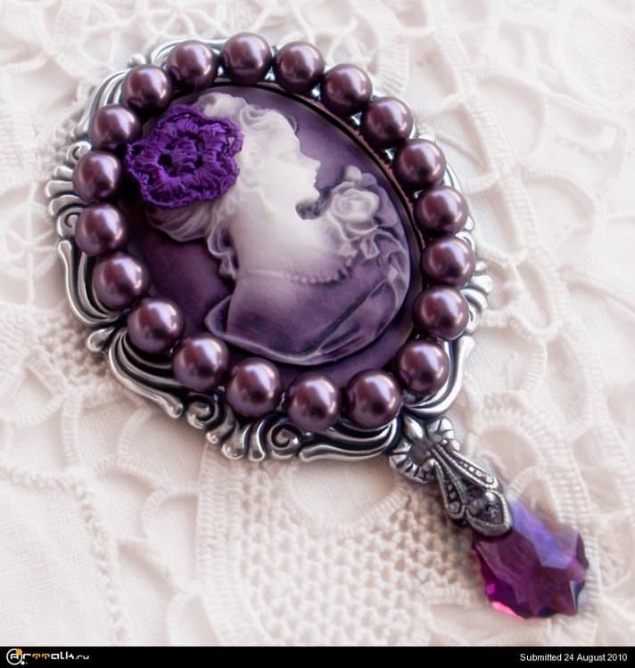 Cameo_and_Pearls_Brooch_by_Aranwen.thumb.jpg.e2caf08d07f89058da20a131ea891210.jpg