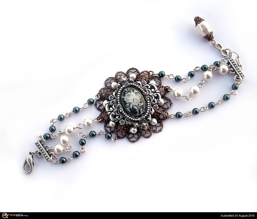 Filigree_and_Pearls_Bracelet_by_Aranwen.thumb.jpg.9248aac19fc0ca68f001523b9ee21868.jpg
