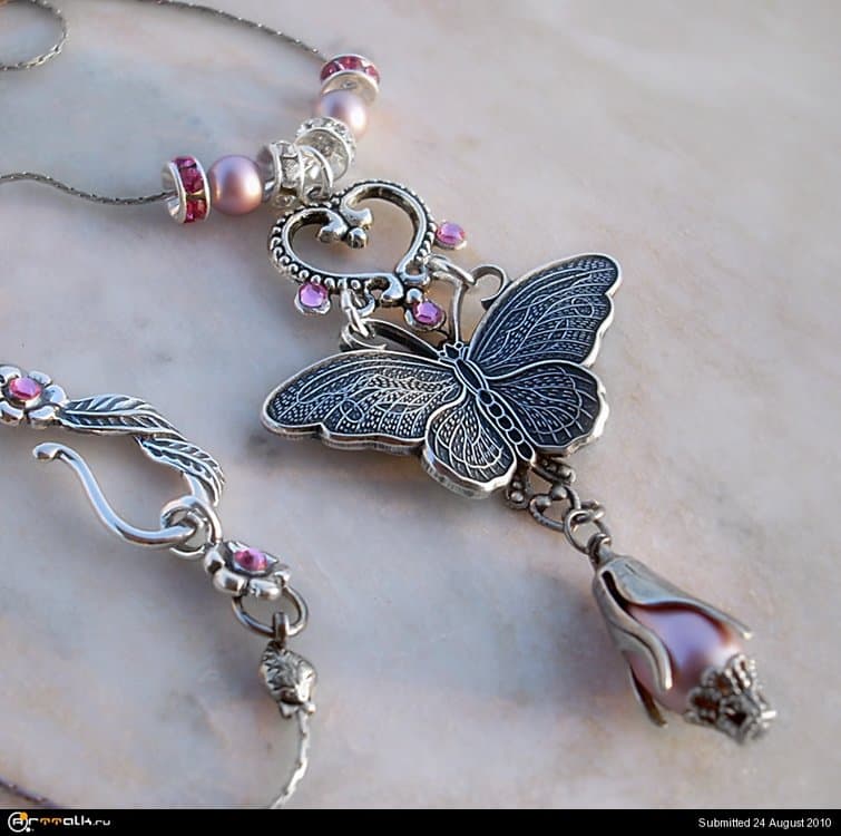 Pink_Crystal_Necklace_by_Aranwen.thumb.jpg.823b750f807eed6fe51b0154b6d3df2f.jpg