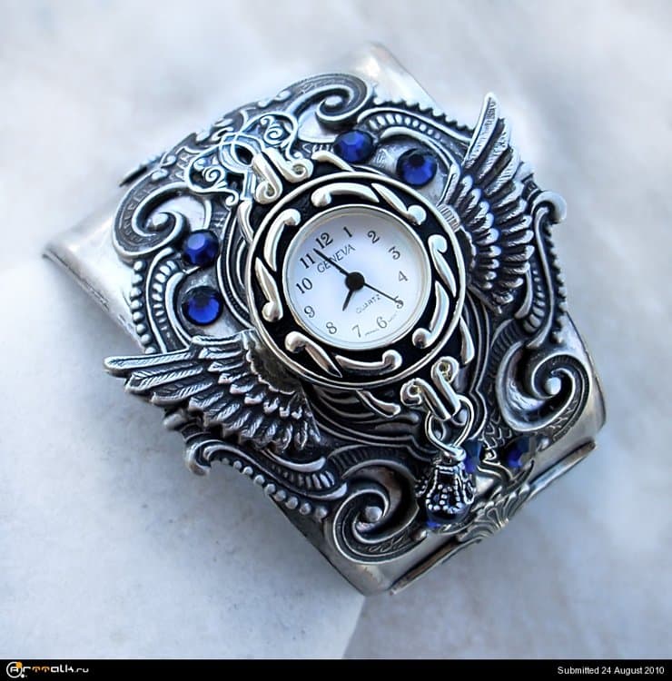 Silver_Cuff_Watch___Blue_2_by_Aranwen.thumb.jpg.f55120a2291faa657027192bdf6a968a.jpg