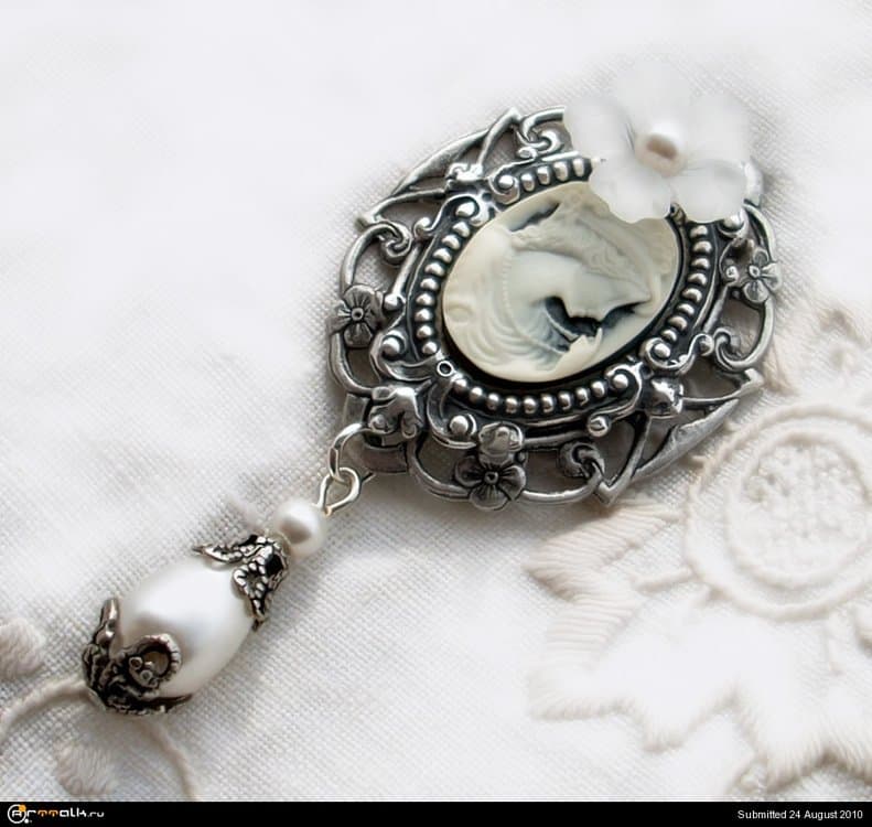 White_Cameo_Brooch_by_Aranwen.thumb.jpg.a75cbf683a1dc41de44caa099d339276.jpg