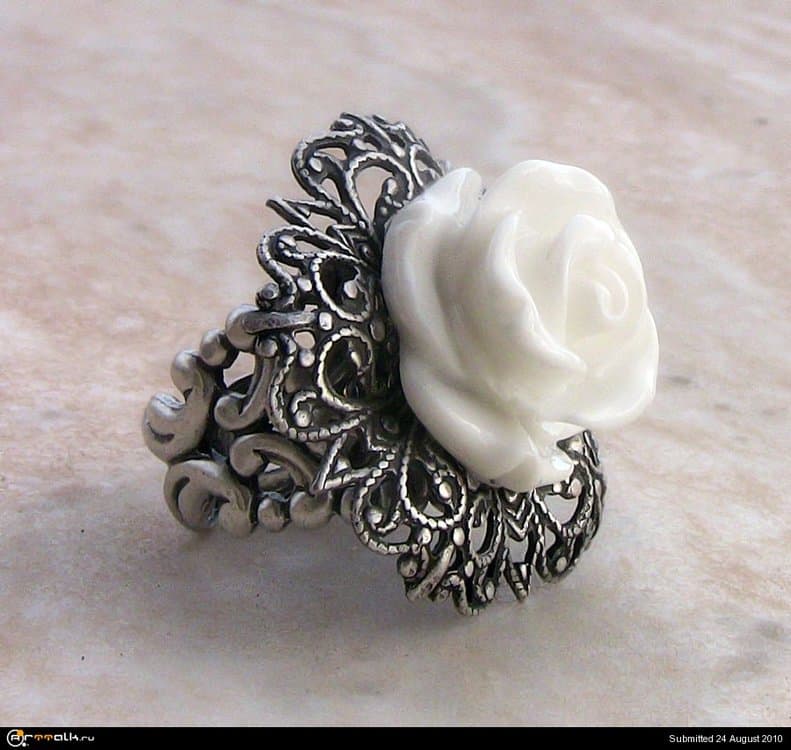 White_Rose_Ring_by_Aranwen.thumb.jpg.4db7b359e0fe696931c7b7ccc5d067bb.jpg