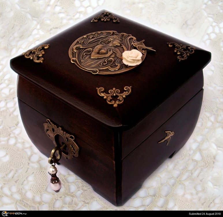 Wooden_Treasure_Box_by_Aranwen.thumb.jpg.7b8b2bd5aa6176c377685ee38165ce3b.jpg