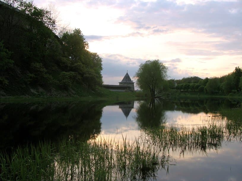 за такими стенами спокойно)